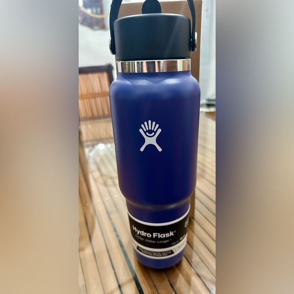 New Hydro Flask Water Bottle - Picture 2 of 5